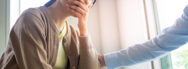 Personne en état dépressif accompagnée par un professionnel, article sur la psilocybine et la dépression